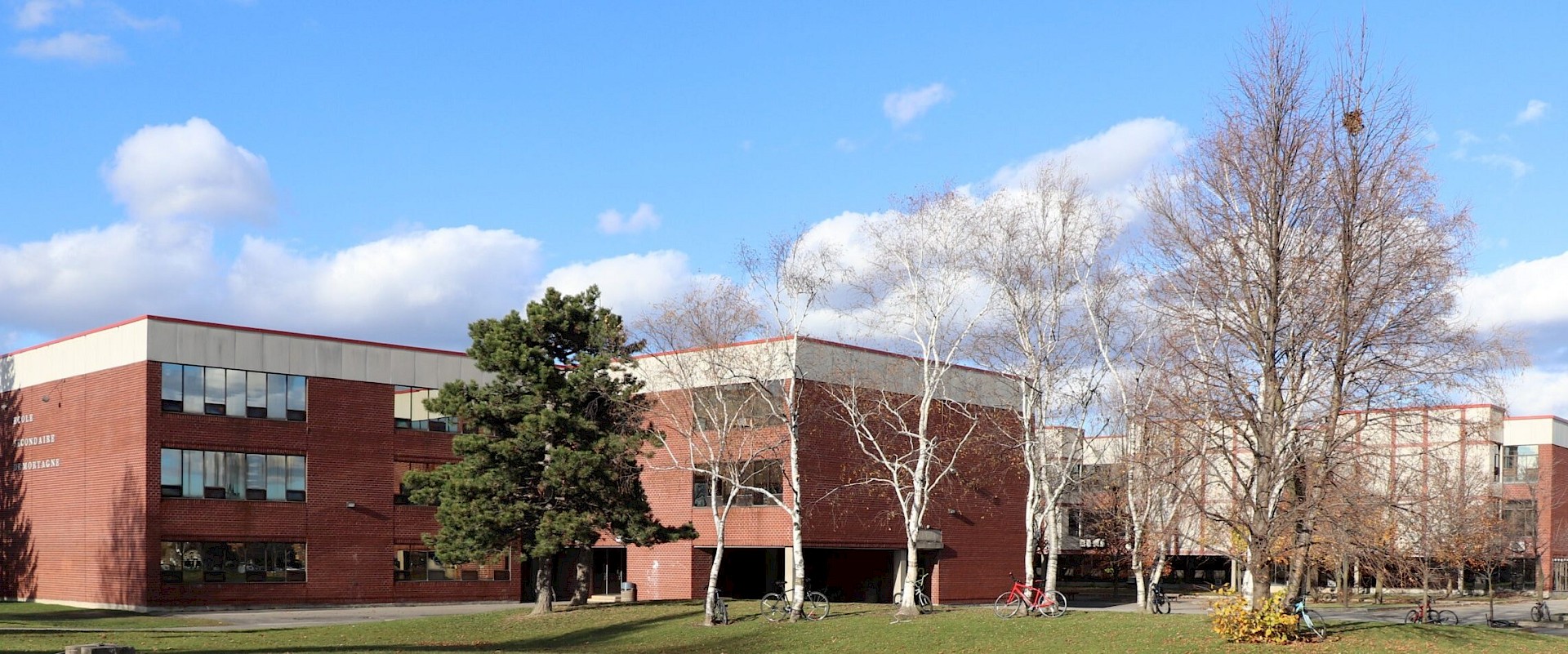 L&rsquo;&Eacute;cole De Mortagne vue de la cour